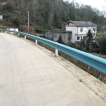 波形護欄廠家波形護欄，公路護欄，波紋護欄供應(yīng)六盤水水城
