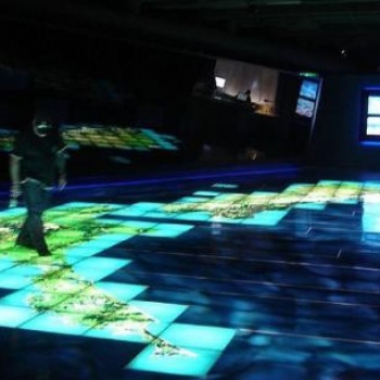 北京意誠意3D環(huán)幕影院環(huán)形幕360度投影大型4D5D7D展廳
