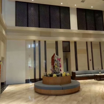 中式拉絲玫瑰金不銹鋼屏風(fēng)酒店會所花格黑鈦金屬隔斷紅青古銅定制
