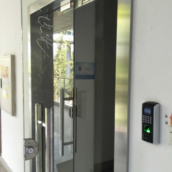 重慶市渝中區(qū)辦公室玻璃門(mén)電磁鎖門(mén)禁鎖指紋機(jī)刷卡密碼門(mén)禁系統(tǒng)安裝