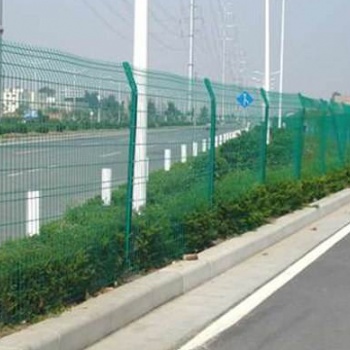 河北蘊(yùn)茂公路護(hù)欄高速公路護(hù)欄鐵絲網(wǎng)圍欄規(guī)格可定制