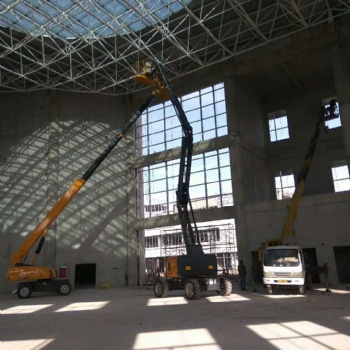 山東臺兒莊全自動自行走高空作業車。升降機租賃。6米到32米曲臂直臂車