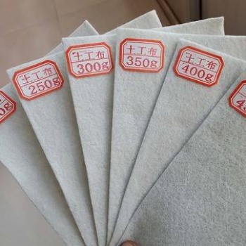 100-600克堤壩運(yùn)動場館中的過濾排水保護(hù)用短絲土工布長絲土工布