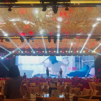 惠州專業演出設備出租，演出燈光音響桁架背景出租，活動桌椅鐵馬沙發出租
