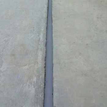 華通公司冷補(bǔ)灌縫膠抹平道路裂縫助力路暢通