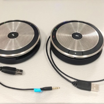 SP 30/30+可選擇藍牙®或USB-C連接，提供自由靈活的連接選項。 兩個噪聲和回聲消