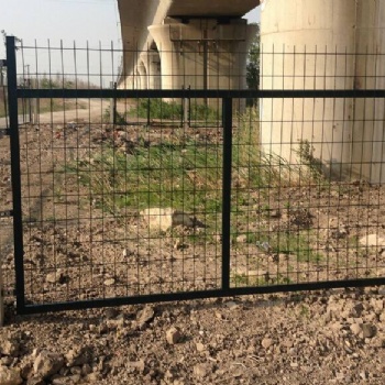 姜建絲網銷售 公路框架護欄網、廠區圍墻護欄、圈地雙邊框架護欄網