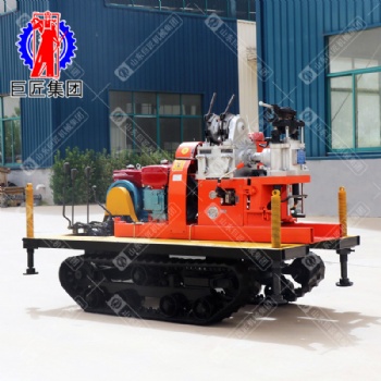 YQZD-30型履帶式液壓輕便鉆機采用球卡夾持機構，可實行不停機倒桿