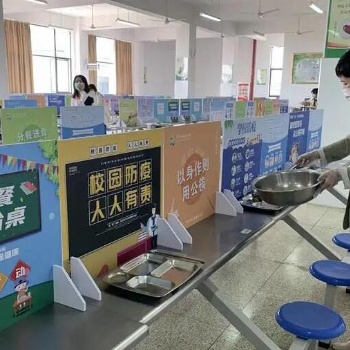 天津市西青區(qū)學校餐桌擋板 防飛沫擋板定制安裝