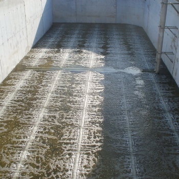 安圖縣污水處理管式曝氣器、烏克蘭進(jìn)口管式曝氣器、進(jìn)口高密度聚乙烯材質(zhì)曝氣管、可固定微孔曝氣器設(shè)備