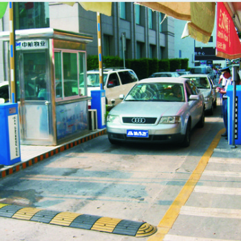 車牌識別 起降桿 收費(fèi)系統(tǒng) 顯示屏升降柱