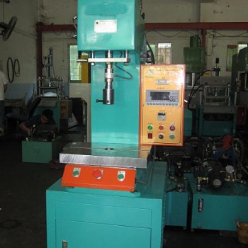 山東濟南C型壓裝機，C型液壓機 單柱油壓機，單臂油壓機