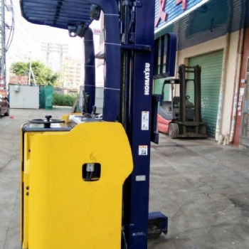 二手進(jìn)口小松前移式電動(dòng)叉車出售
