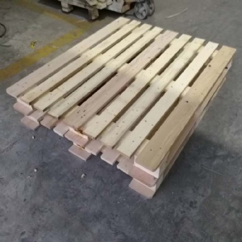 青島托盤廠家 黃島港口加工木質(zhì)托盤尺寸定制送貨上門