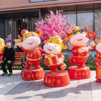玻璃鋼廠家牛制作出租，新年鴻運牛模型出租，皮皮牛出售