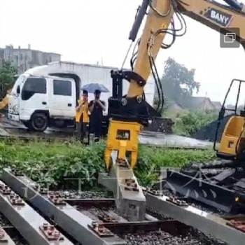 改裝鐵路施工設(shè)備 枕木機(jī) 枕木夾具 在鐵路上行走的挖掘機(jī) 濟(jì)寧卡爾杰