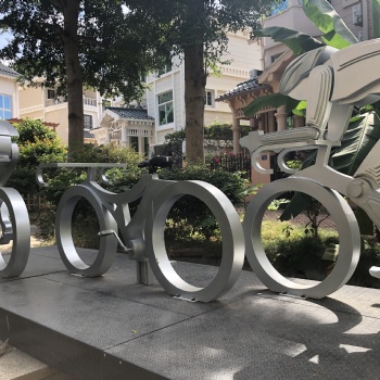 單車聯(lián)動 沙灘鐵藝雕塑 單車競速聯(lián)動鐵藝景觀互動裝置 網(wǎng)紅美陳裝置