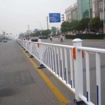 青海西寧廠家定做各種鐵藝護欄道路市政護欄現貨供應
