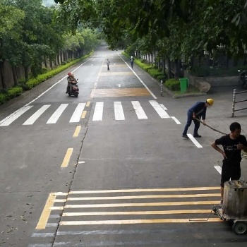 道路上車道縱向減速標(biāo)線施工