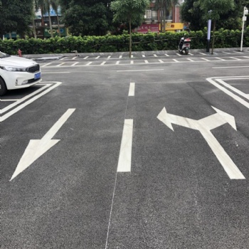 廣西道路上的交通標(biāo)志