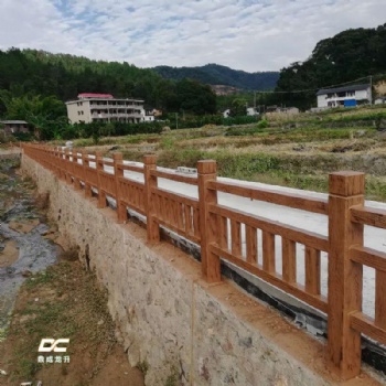 景觀園林水泥仿木圍欄混凝土仿木紋扶手欄桿市政河道水庫(kù)柵欄