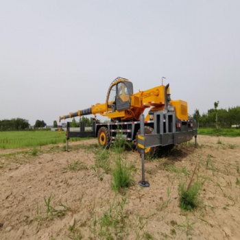 全液壓伸縮臂輪式越野吊車 能爬坡吊重行走四驅(qū)越野吊車