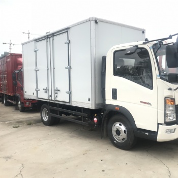 即墨重汽豪沃輕卡追夢(mèng)版廂式貨車。