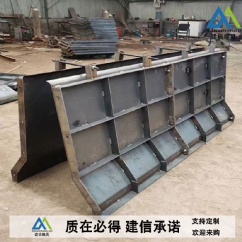 中央防撞護(hù)欄模具專業(yè)制作 利于工程施工