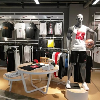 耐克阿迪折扣店加盟：原來店鋪模特陳列有這么多學問！耐克優質正品貨源渠道