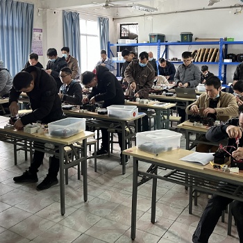 南寧叉車培訓(xùn)考叉車證提供技工培訓(xùn)服務(wù)