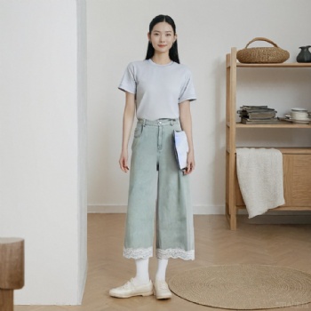 溫碧霞代言IRENENA服裝春季新款時(shí)尚百搭顯瘦蕾絲藍(lán)色闊腿牛仔褲